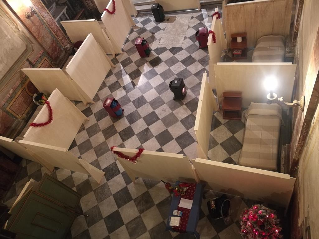 De kerk van San Calisto in Rome opent 's nachts de deuren voor daklozen. Laten we de laatsten niet vergeten in het hart van de pandemie